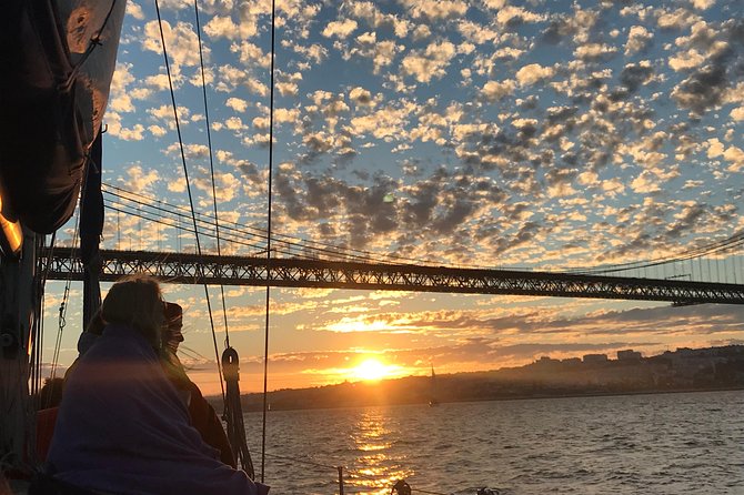 2 Hour Lisbon Sunset and Wine Sailing Tour - Setting sail from Lisbon’s Alcântara marina