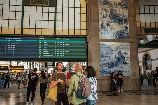 3-hour private guided walking tour of the BEST of Porto - Meeting the Clérigos Tower from street level