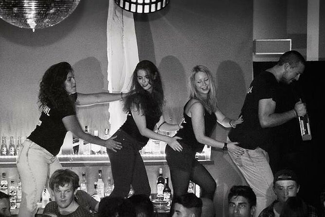 4-hour Guided Porto Pub Crawl with 6 drinks and VIP CLUBentry - Who will enjoy this Porto night out