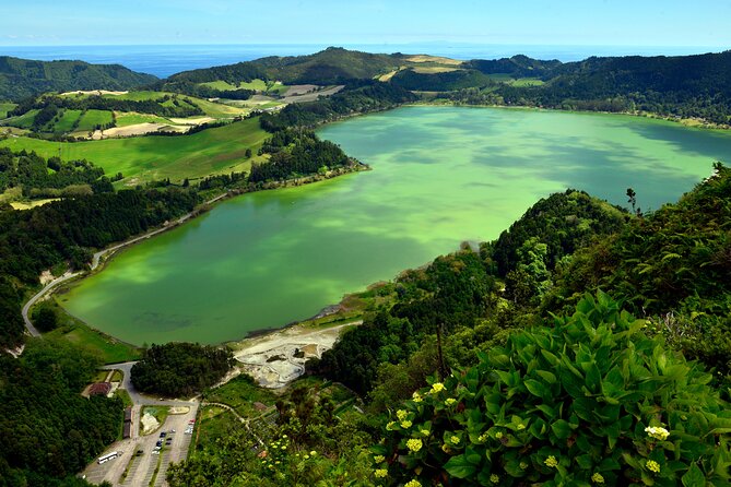 Adventure in the Furnas, with volcanoes, lagoons and tea plantations - Terra Nostra offers warm water and a serious garden
