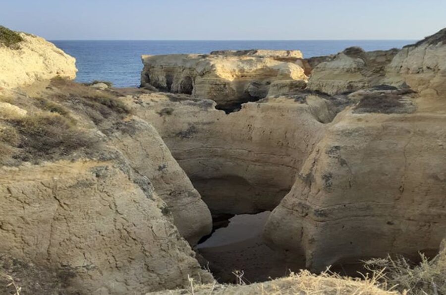 Albufeira: Beaches, Old Town, and Salgados Lagoon Jeep Tour - Praia dos Arrifes and its rock formations
