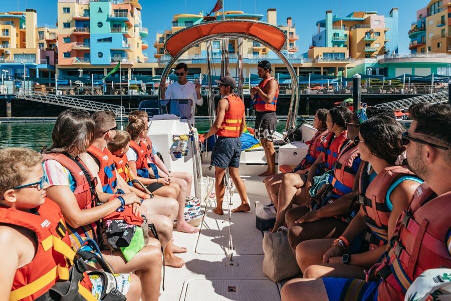 Albufeira: Parasailing Boat Trip - Flying with family and friends