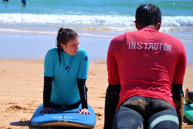 Albufeira: Surf Lesson - Standing on the board and catching a wave