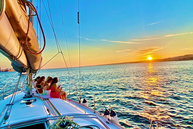 Amazing Tour on Sailing Boat - The route toward central Lisbon and Alfama