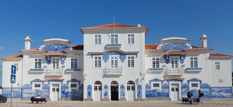 Aveiro: Stories, Canals, and Azulejos Guided Walking Tour - Aveiro’s fortunes from medieval power to modern revival