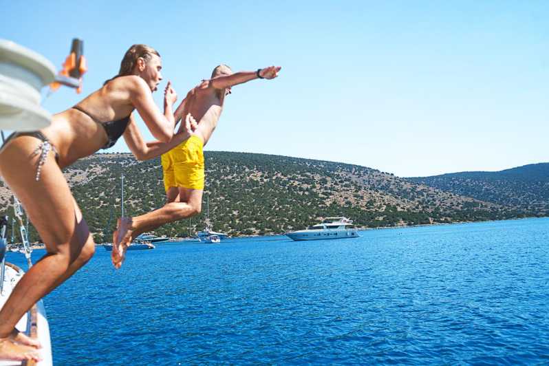 Boat Party to the Beach with Swimming Stops, DJ and Open Bar - The open bar: useful, but pace yourself