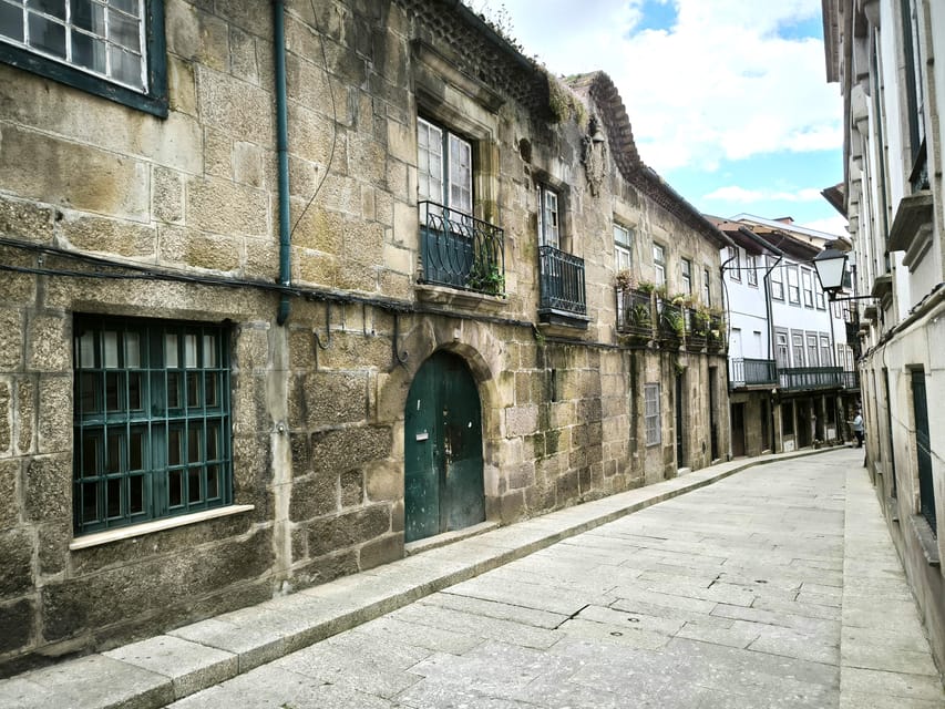 Braga & Guimarães Tour: Small Historical Group Tour - Lunch in Braga with Vinho Verde