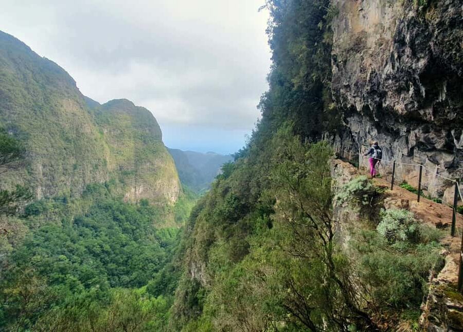 Caldeirão Verde: Queimadas PR9 Transfer and Self-Guided Hike - Four tunnels, narrow paths, and waterfall crossings