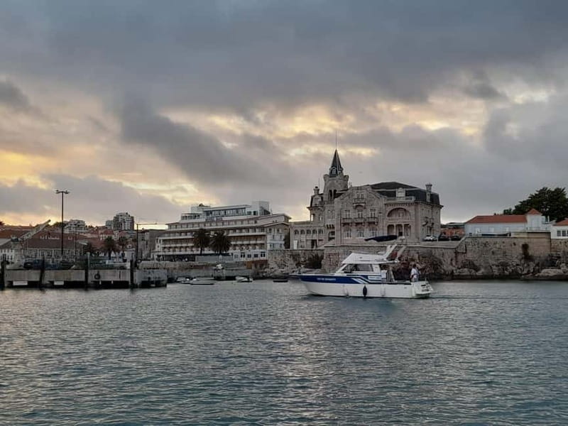 Cascais: Sunset Boat Trip with Welcome Drinks - Comfort, access, and who should book