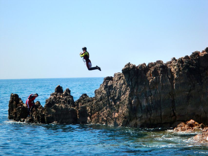 Coasteering Algarve: Cliff Jump, Swim & Climb in Sagres - Climbing the Algarve coast between jumps