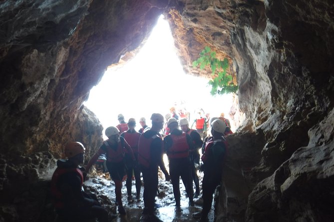 Coasteering at Portinho da Arrábida - Guides, group size, and confidence
