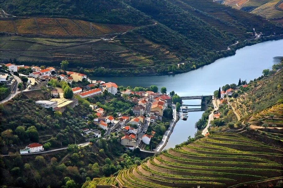 Day Cruise from Porto to Pinhão with Breakfast and Lunch - Breakfast while the city fades behind you