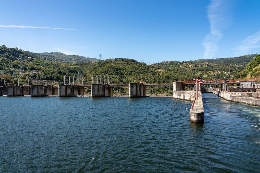 Day Cruise from Porto to Pinhão with Breakfast and Lunch - Crestuma-Lever Dam and the first lock