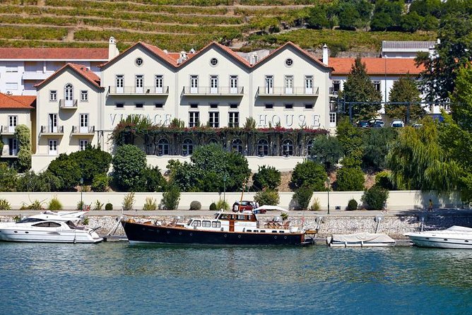 Douro Valley Cruise Porto to Pinhão: Breakfast, Lunch and Tasting - Carrapatelo Dam brings the most memorable lock experience