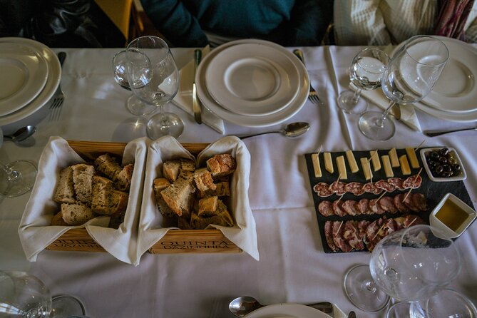 DOURO VALLEY: Lunch in a winery, tastings & 1-h private boat tour - Key points before you book