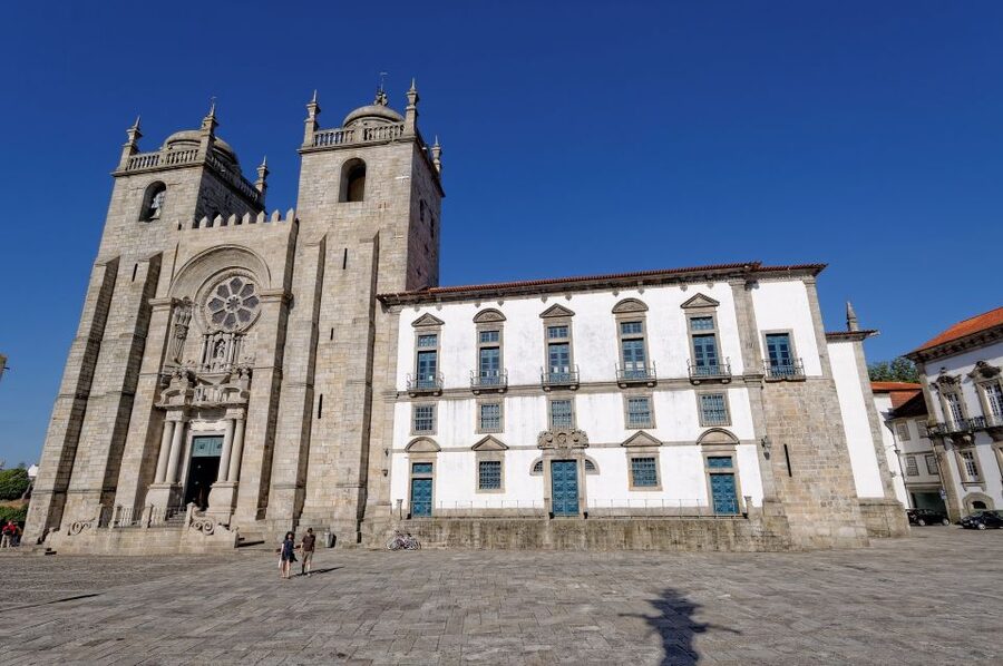 Essential Porto Walking Tour - Starting at the Lions fountain in Porto’s upper center