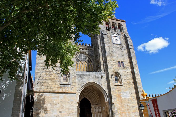 Évora and Monsaraz with Regional Wine Tasting from Lisbon - Roman columns, a cathedral, and Giraldo Square