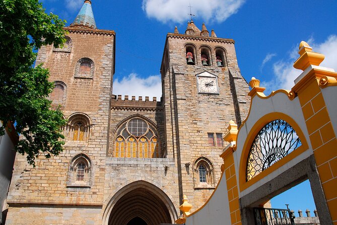 Évora: Private walking tour, By Local Guide - Giraldo Square: begin at the city’s front door