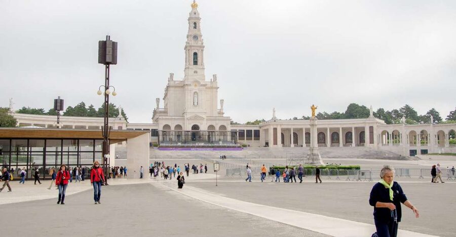 Fátima, Óbidos and the Atlantic Coast Day Tour from Lisbon - Fátima: a quiet and powerful first stop