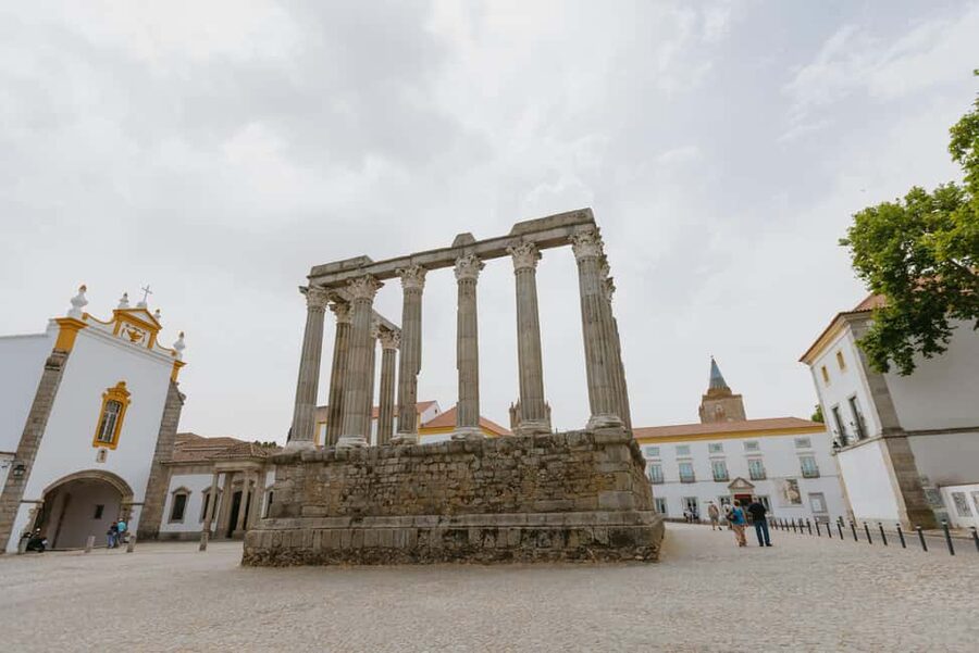 From Lisbon: Évora and Monsaraz Day Tour with Wine Tasting - Why pair Évora with Monsaraz?