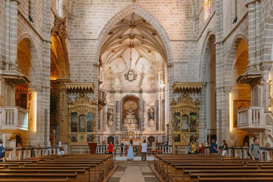 From Lisbon: Évora and Monsaraz Day Tour with Wine Tasting - Tasting Alentejo wine near Monsaraz
