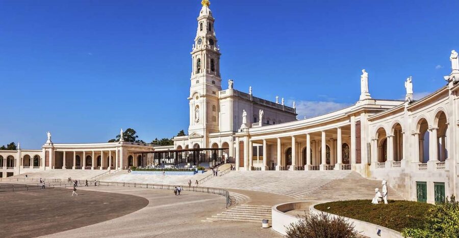 From Lisbon: Fátima, Batalha, Nazaré and Óbidos Day Tour - Why this four-stop route works from Lisbon