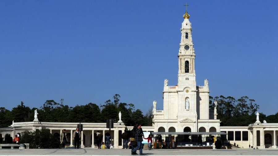 From Lisbon: Fátima, Batalha, Nazaré & Óbidos Full-Day Tour - Transport, timing, and what to bring