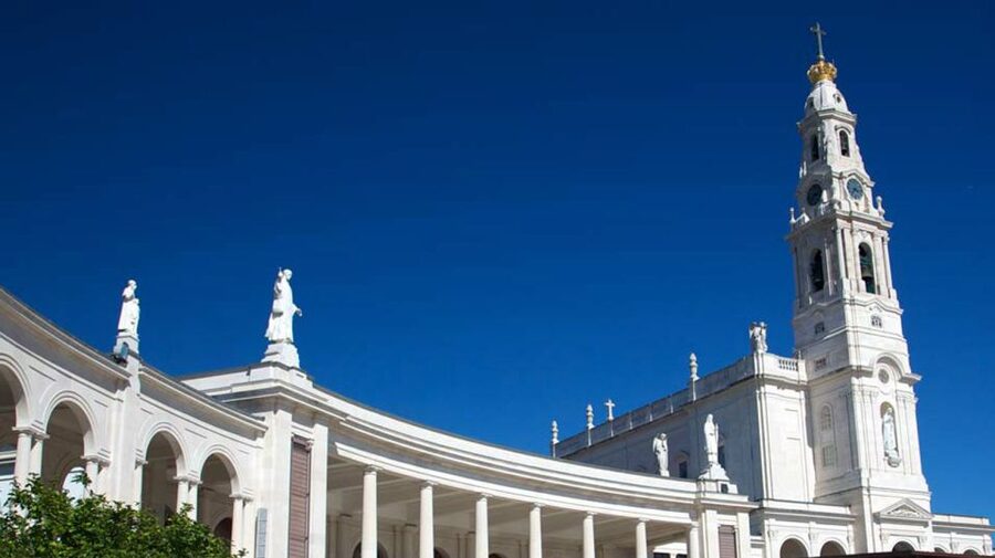 From Lisbon: Fátima, Batalha, Nazaré & Óbidos Full-Day Tour - Who should book this day trip?