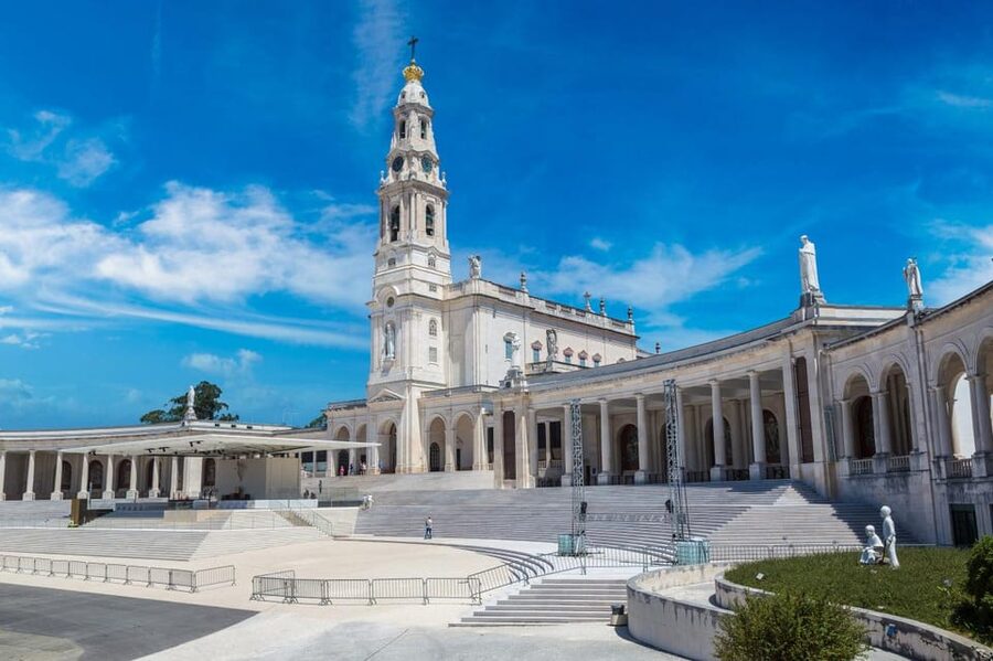 From Lisbon: Fatima, Batalha, Nazare, Obidos - Small Group - Guides are a major part of the value
