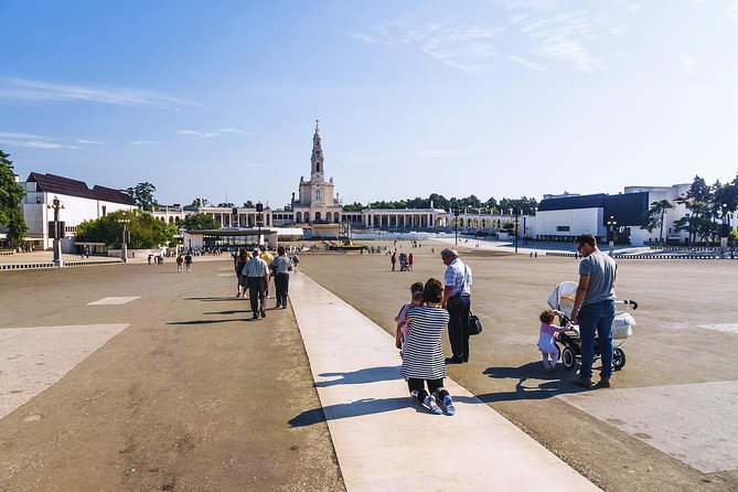 From Lisbon: Fatima Batalha Nazare & Obidos Small Group Day Trip - What the guides add, and where the experience can vary