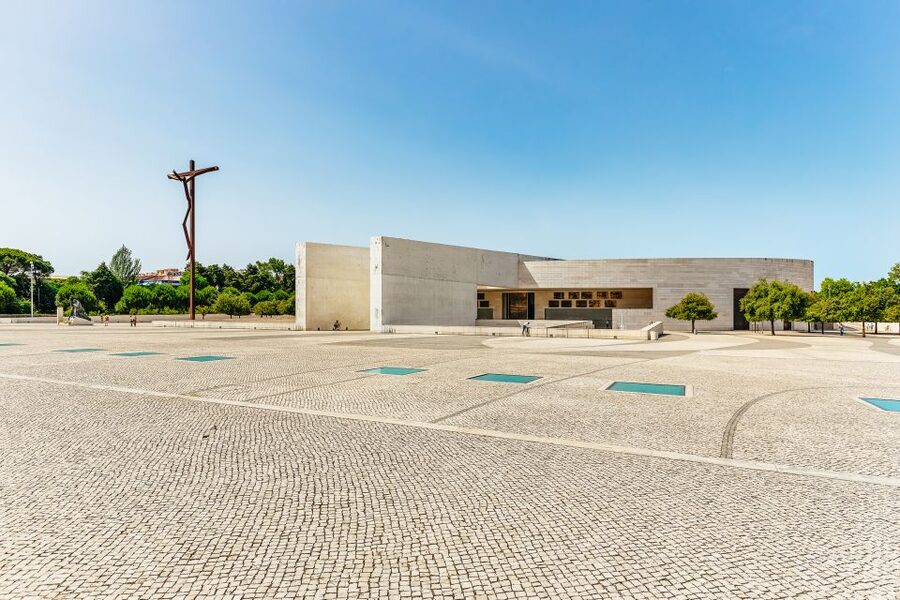 From Lisbon: Fatima Batalha Nazaré & Óbidos Small-Group Tour - Lunch without a fixed meal plan