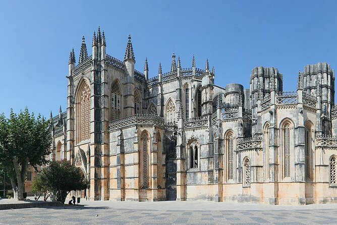 From Lisbon: Fátima, Nazaré, Batalha, and Óbidos Guided Tour - Nazaré: big water, bright views, and a fixed lunch hour