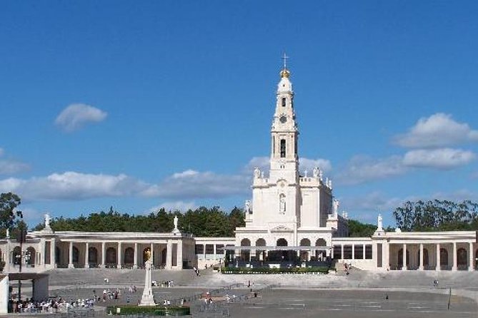 From Lisbon: Fátima, Nazaré, Batalha, and Óbidos Guided Tour - Guides, languages, and the pace of a shared tour