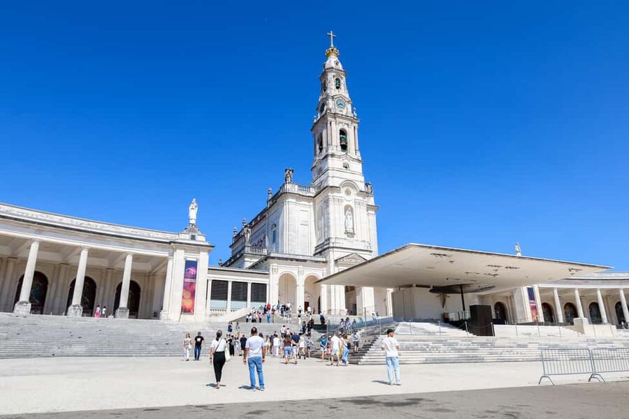 From Lisbon: Fátima, Nazaré & Sintra – 3 Cities Guided Tour - Meeting in Lisbon and settling into the minivan