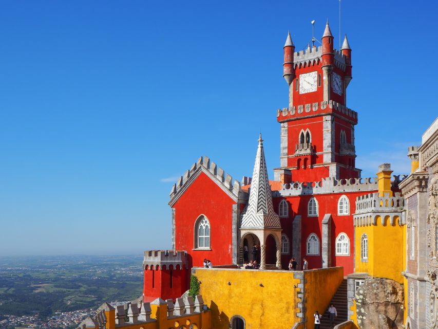 From Lisbon: Sintra Pena Palace Cascais 8-People Group Tour - The guide makes or breaks the day