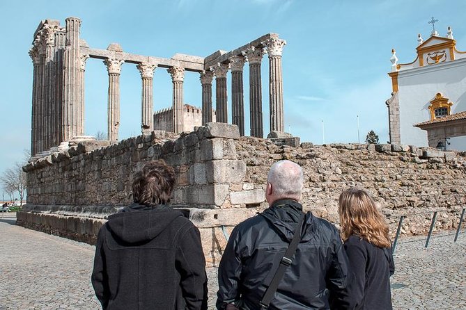 From Lisbon to Alentejo: Évora and Megaliths Full-Day Group Tour - The Chapel of Bones and Praça do Giraldo