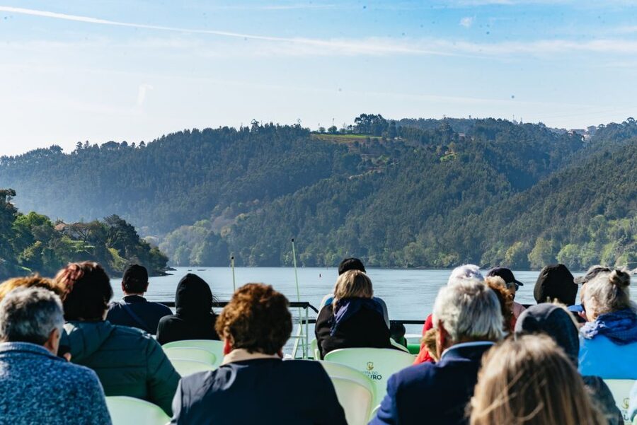 From Porto: Douro River Cruise to Régua with Lunch - Lunch with the Carrapatelo crossing ahead