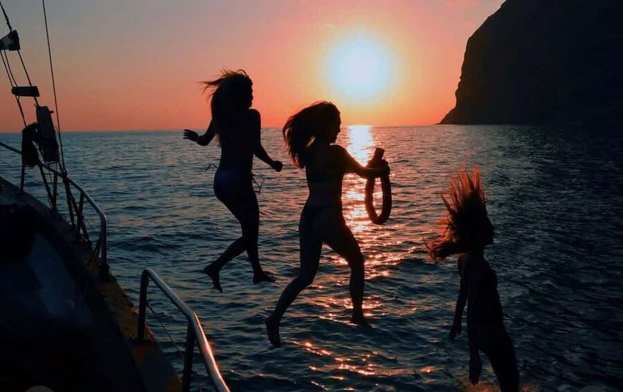 Funchal: Sunset Tour on Traditional Madeiran Boat w/ Drinks - Sailing Madeira on the traditional Dragão