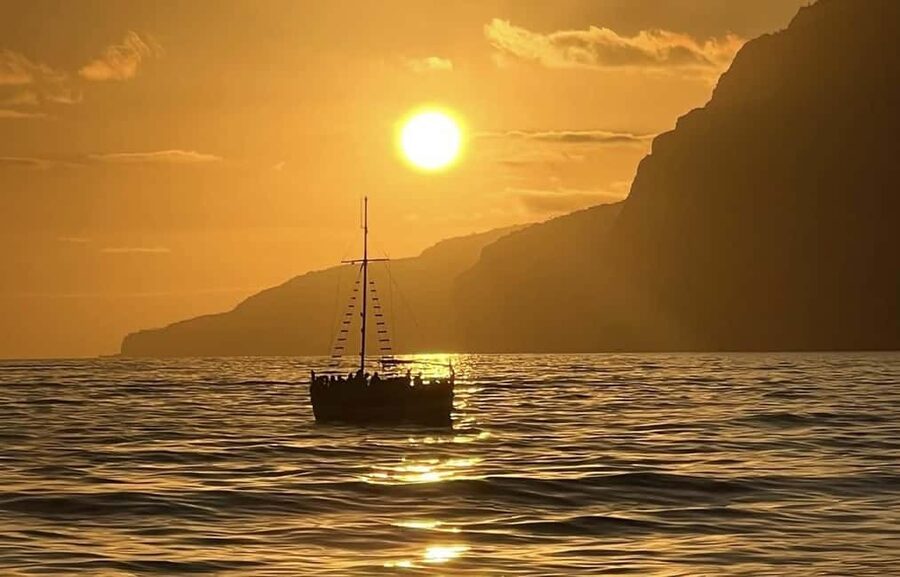 Funchal: Sunset Tour on Traditional Madeiran Boat w/ Drinks - The crew makes the difference
