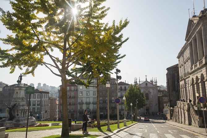 Half Day City Tour with Six Bridges Cruise and Wine Tasting - São Bento Station and its 20,000 tiles
