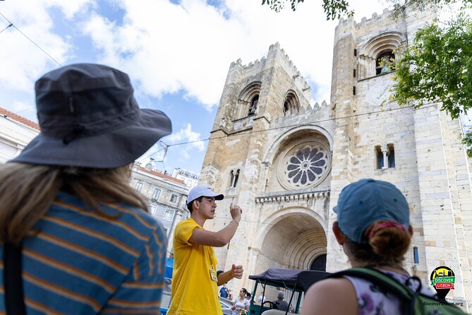 Historic Walking Tour Through Lisbon’s Oldest Neighborhood - Reaching the Castle of São Jorge