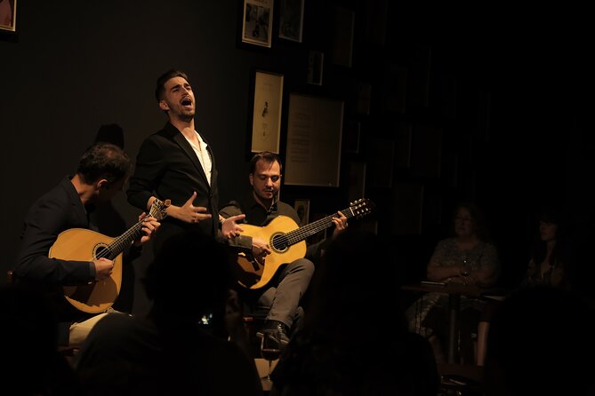 Ideal Clube de Fado - Listen closely to the Portuguese guitar
