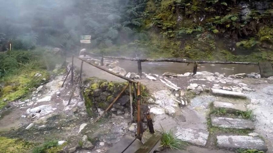 Lagoa do Fogo: Guided Volcano Geo Tour w/ Hotsprings Bathing - Caldeira Velha: warm water with a volcanic warning