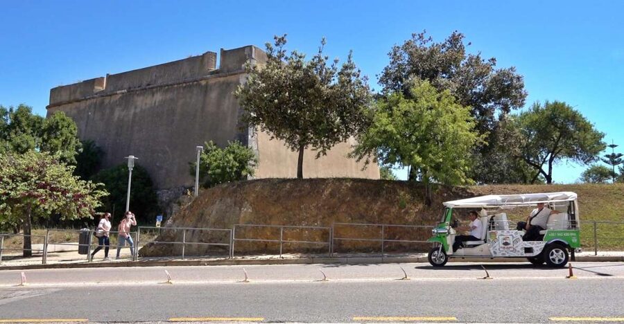 Lagos: Old Town, New Town, and Beaches Tuk Tuk Tour - Why a tuk-tuk makes sense in Lagos