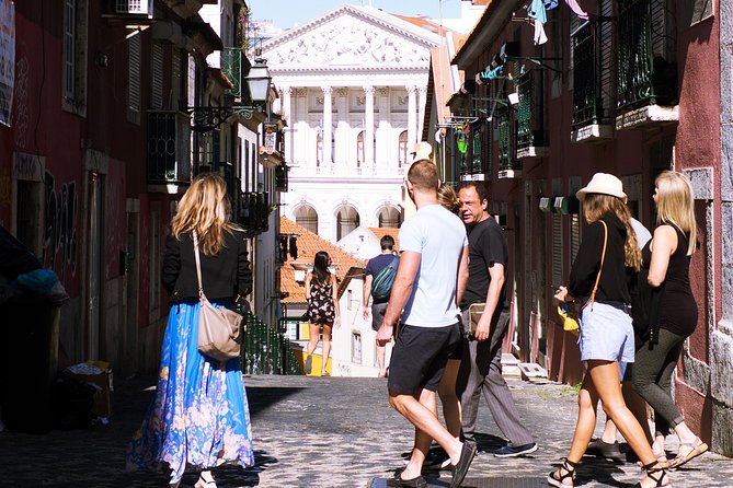 #LisboaLove Walk - Chiado, writers, and the busy city center