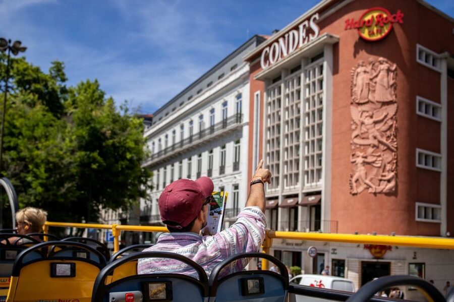 Lisbon: 1-or 2-Day Hop-On Hop-Off Bus Tour - Two bus routes, two very different Lisbons