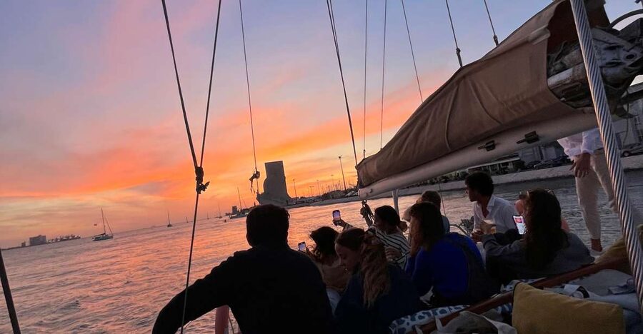 Lisbon: 2H Sunset Boat Cruise Tour with Drinks - Key points at a glance