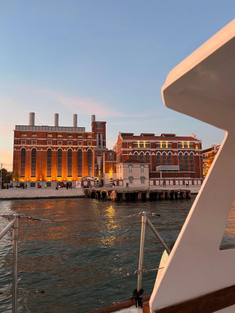 Lisbon: 2H Sunset Boat Cruise Tour with Drinks - Portuguese drinks and three small bites
