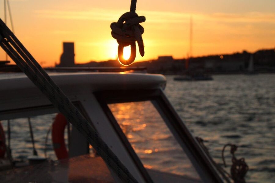 Lisbon: 2H Sunset Boat Cruise Tour with Drinks - Praça do Comércio and Lisbon’s central waterfront