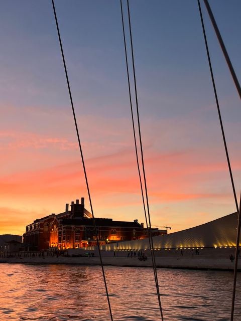 Lisbon: 2H Sunset Boat Cruise Tour with Drinks - Passing beneath the 25th of April Bridge